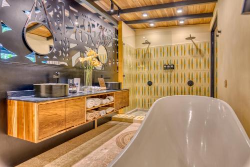 Shower, awa Beachfront Hotel in Puerto Viejo de Talamanca