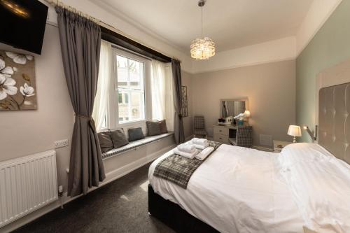 1 double bed, 2 twin beds
