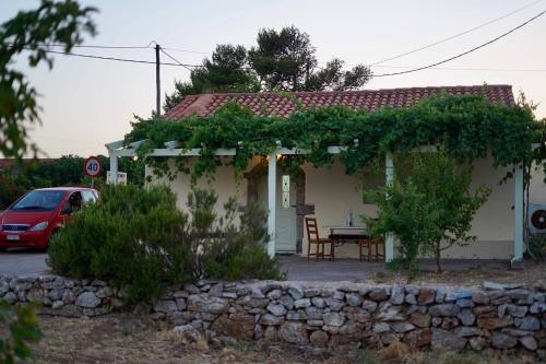 Elia Houses - Traditional House With Backyard