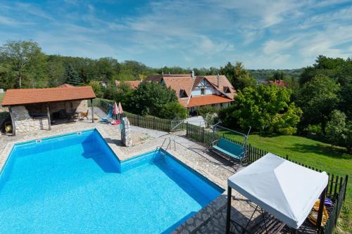 Szel Fiai Fogado in นยูล