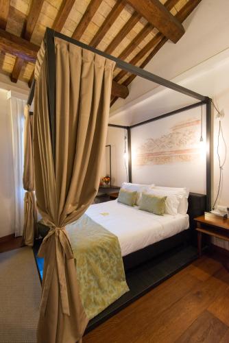 1 queen bed, 2 twin beds