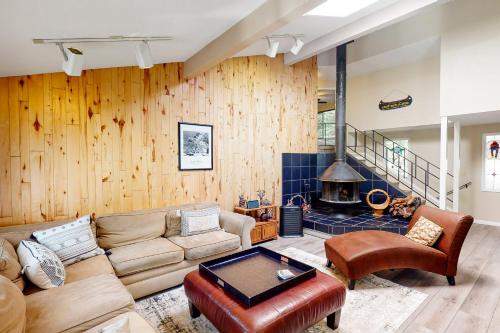 Todds Lakefront House Todds Lakefront House