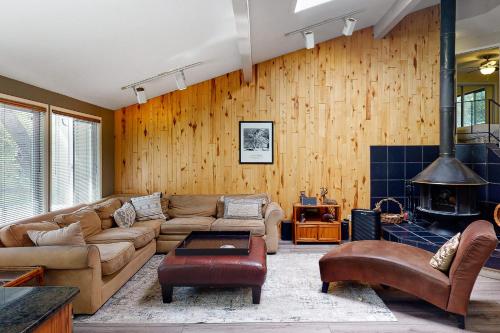 Todds Lakefront House Todds Lakefront House