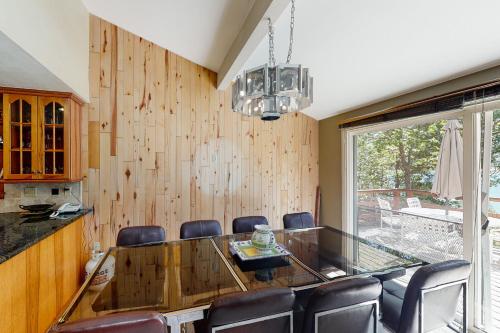 Todds Lakefront House Todds Lakefront House