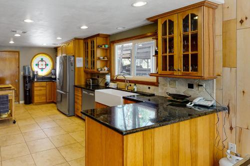 Todds Lakefront House Todds Lakefront House