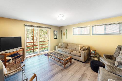 Todds Lakefront House Todds Lakefront House