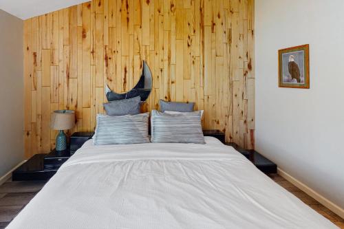 Todds Lakefront House Todds Lakefront House