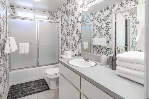 Todds Lakefront House Todds Lakefront House