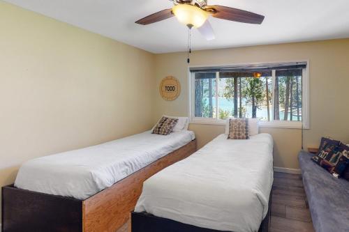 Todds Lakefront House Todds Lakefront House