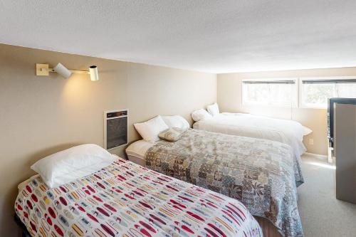 Todds Lakefront House Todds Lakefront House