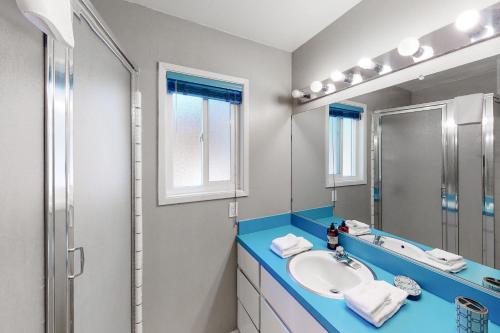 Todds Lakefront House Todds Lakefront House