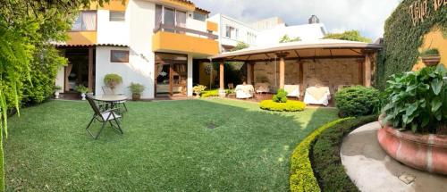 Hostal Villa Toscana near La Aurora International Airport