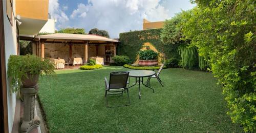 Hostal Villa Toscana near La Aurora International Airport