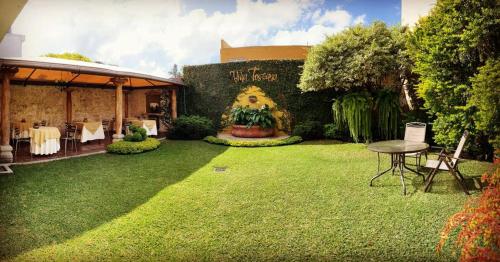 Hostal Villa Toscana near La Aurora International Airport