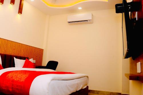 Lemonade HOTEL - image 5