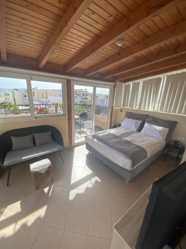 Penthouse Double Room image 10