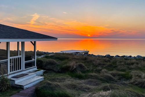 . Bayfront Gem w/ Amazing Water Views + Pond!