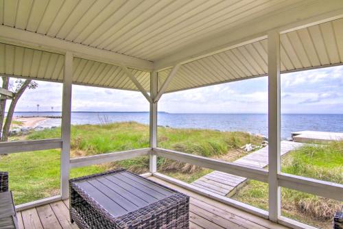 Bayfront Gem with Amazing Water Views and Pond! in แคมบริดจ์ (MD)