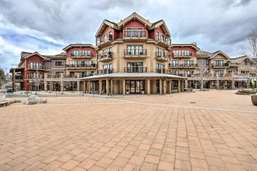 Stunning Getaway in the Heart of Downtown McCall - Apartment