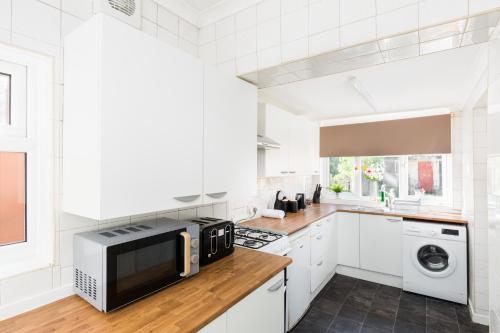 Kitchen, CIean and Cozy Quiet 4 Bedroom House in Acocks Green close to NEC perfect for contractors and famili in King's Heath