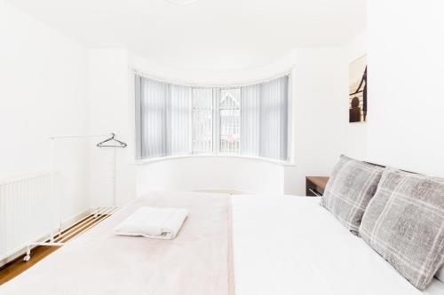 Gorgeous Spacious Solihull 4 Bedroom Apartment Perfect for Contractors or Families - image 7