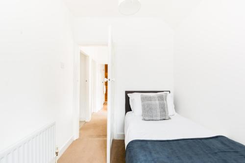 Gorgeous Spacious Solihull 4 Bedroom Apartment Perfect for Contractors or Families - image 10