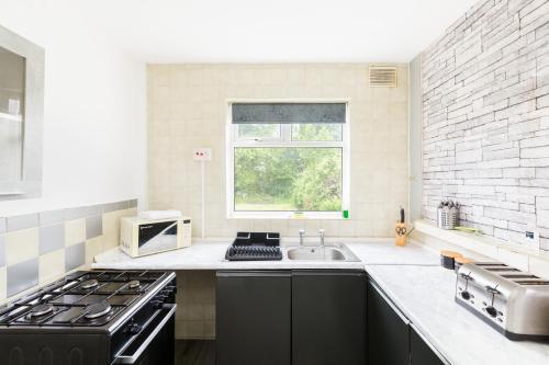 Gorgeous Spacious Solihull 4 Bedroom Apartment Perfect for Contractors or Families - image 12