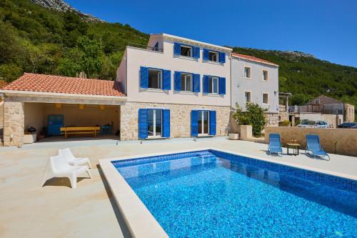 Villa Korta - Spacious House with Pool