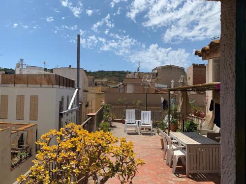 NOTARIA-Apartamento y Estudio en casco antiguo, al lado de playa, Rambla y Monasterio, con acceso a terraza ajardinada