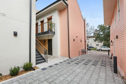 Fab 1838 Garden District 5BR with Parking And Balcony in New Orleans, USA