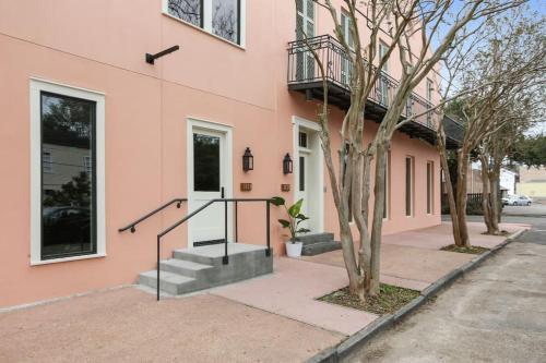 Fab 1838 Garden District 5BR with Parking And Balcony in New Orleans, USA