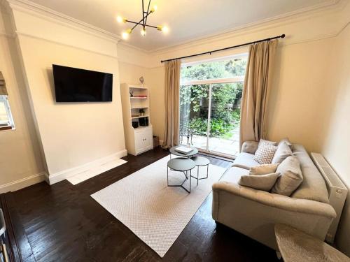 Entire apartment, 10mins from Cotswolds, Child friendly, Great Location & plenty of free parking nearby - Apartment - Evesham