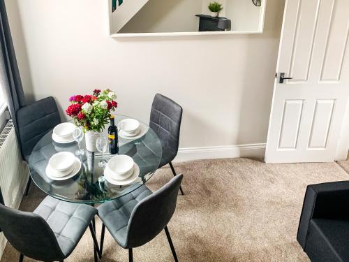 Cedar House - Free Parking - York Holiday Home - Sleeps 12 With Sister Property