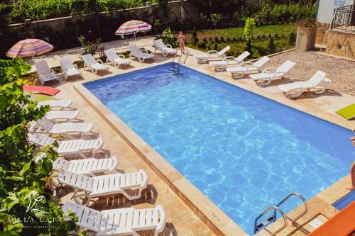 Плувен басейн, Villa Lata in Misaktsieli