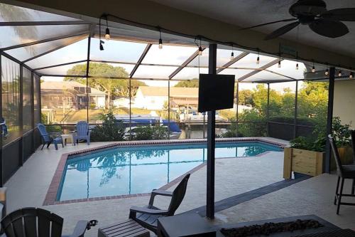 Zen Oasis w/ Salt Water Pool & Water Front Canal in Apollo Beach, USA