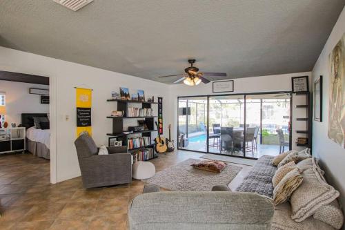 Zen Oasis w/ Salt Water Pool & Water Front Canal in Apollo Beach, USA