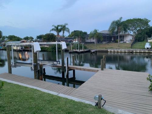 Zen Oasis w/ Salt Water Pool & Water Front Canal in Apollo Beach, USA