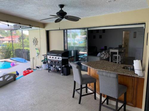 Zen Oasis w/ Salt Water Pool & Water Front Canal in Apollo Beach, USA