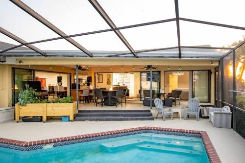 Zen Oasis w/ Salt Water Pool & Water Front Canal in Apollo Beach, USA
