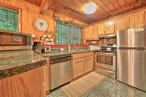 A-Frame Gatlinburg Cabin with Deck and Private Hot Tub - image 12