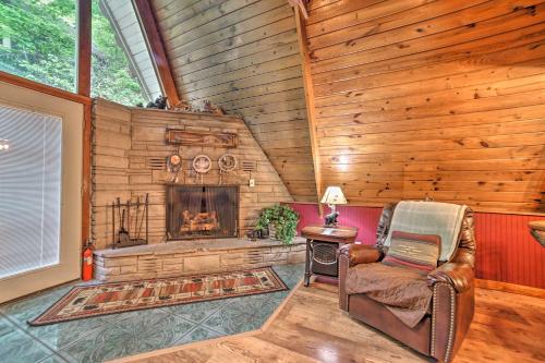 A-Frame Gatlinburg Cabin with Deck and Private Hot Tub in Gatlinburg, USA