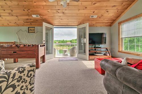 Sevierville Lake House with Deck and Foosball Table! in Sevierville, USA