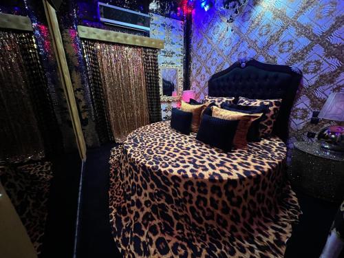 Deluxe King Room image 7