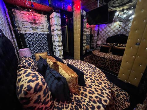 Deluxe King Room image 5