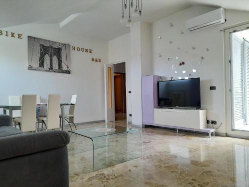 Koplietošanas atpūtas telpa ar TV, BIKE HOUSE "silver" in Seriate