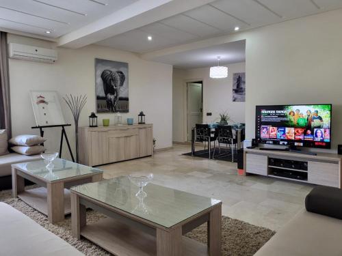 Spacious 2BR Apt, Balcony, AC & Private Garage, Casablanca Centre, Casablanca