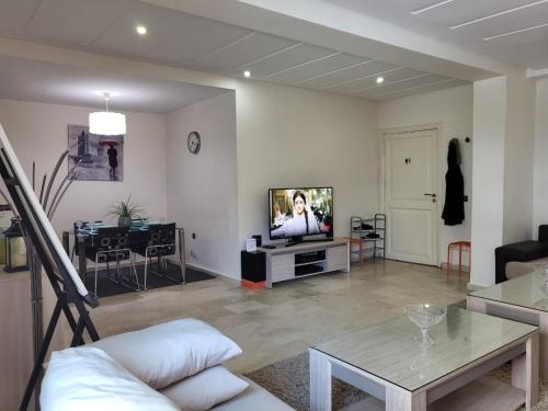 Spacious 2BR Apt, Balcony, AC & Private Garage, Casablanca Centre, Casablanca (photo 11)