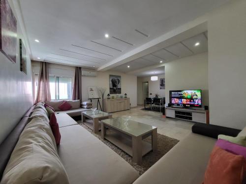 Spacious 2BR Apt, Balcony, AC & Private Garage, Casablanca Centre, Casablanca (photo 3)