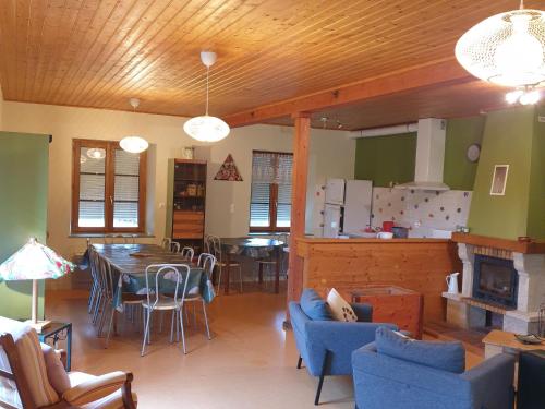 Gîte Saint-Romain-Lachalm 6 pièces 9 personnes - FR-1-582-309 - image 6