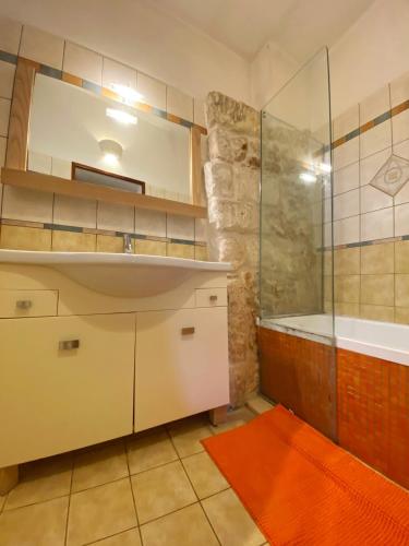Bathroom, 3 bedrooms house with enclosed garden and wifi at Surano 7 km away from the beach in Surano